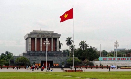  Miles de personas rindieron homenaje a Ho Chi Minh - ảnh 1