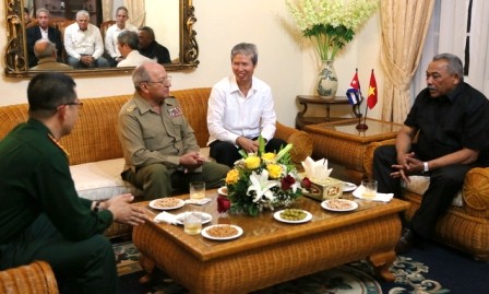 Elogia ministro cubano de Defensa experiencia de renovación de Vietnam  - ảnh 1