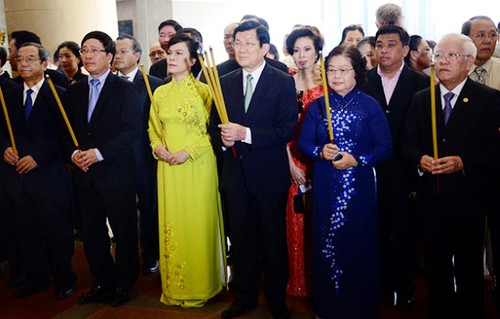 Presidente de Vietnam rinde homenaje a fundadores de la patria en vísperas del Tet 2015 - ảnh 1