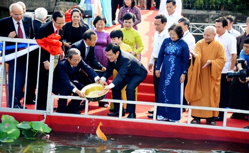 Presidente de Vietnam rinde homenaje a fundadores de la patria en vísperas del Tet 2015 - ảnh 2