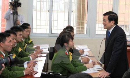  Conversa presidente vietnamita con estudiantes de la Academia de Policía Popular  - ảnh 1