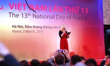 Día de la Poesía de Vietnam 2015, puente que la lleva al mundo - ảnh 2