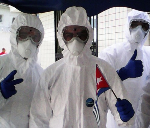 Regresan médicos cubanos a la patria tras cumplir su misión contra el ébola en África - ảnh 1