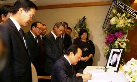 Dirigentes vietnamitas envían condolencias por el fallecimiento de Lee Kuan Yew - ảnh 1