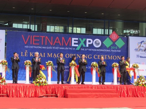 Inauguran Feria Internacional de Comercio de Vietnam 2015 - ảnh 1