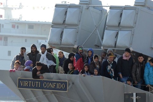 Salva marina italiana a más de 200 inmigrantes ilegales  - ảnh 1