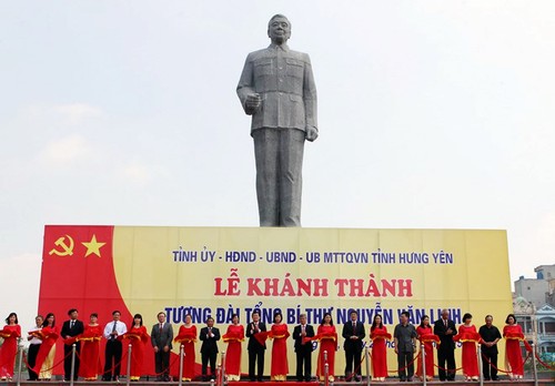 Inauguran monumento al fallecido secretario general del Partido Comunista de Vietnam Nguyen Van Linh - ảnh 1