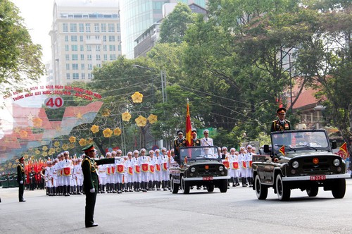 Recuerda Vietnam la reunificación nacional con mitin y desfile militar  - ảnh 3