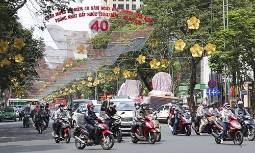 Viven días festivos los pueblos de Hanoi y Ciudad Ho Chi Minh  - ảnh 2
