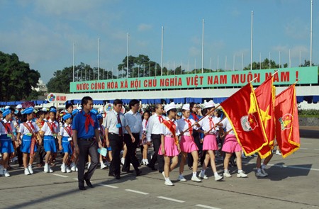 Viven días festivos los pueblos de Hanoi y Ciudad Ho Chi Minh  - ảnh 1
