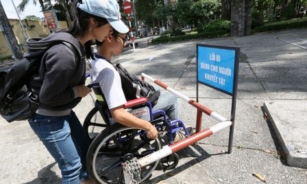 Asistencia para los discapacitados de Hanoi con acceso exclusivo a obras públicas - ảnh 1