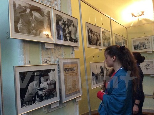 Abren exposiciones de fotografías sobre Ho Chi Minh en Argelia y Ucrania - ảnh 2