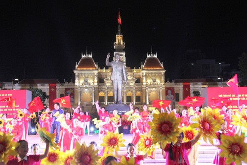 Continúan actividades por 125 natalicio de Ho Chi Minh  - ảnh 1