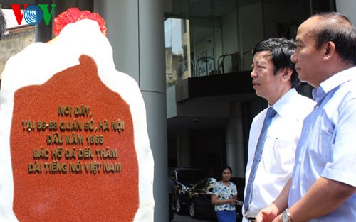 Colocan lápida conmemorativa de visita de Ho Chi Minh a Voz de Vietnam - ảnh 1