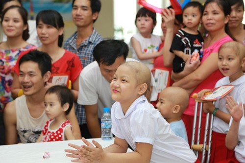 Sonrisas para pequeños pacientes de cáncer en Día Internacional de la Infancia  - ảnh 1