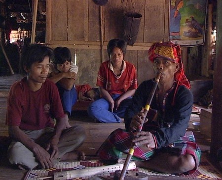 Seductor sonido de flauta de étnicos en Truong Son - ảnh 2