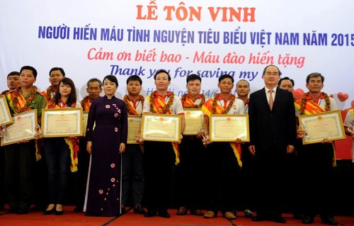 Honra Vietnam a donantes de sangre más destacados en 2015 - ảnh 1