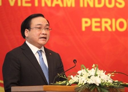 Analizan oportunidades y riesgos para el desarrollo industrial de Vietnam - ảnh 1