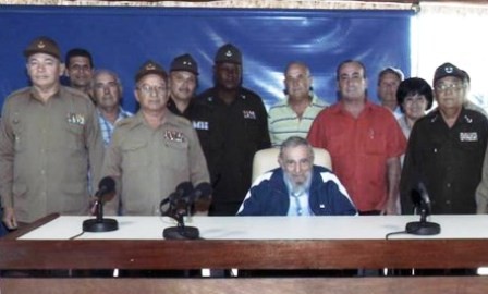 Fidel Castro se reunió con jefes militares ejemplares de Cuba - ảnh 1