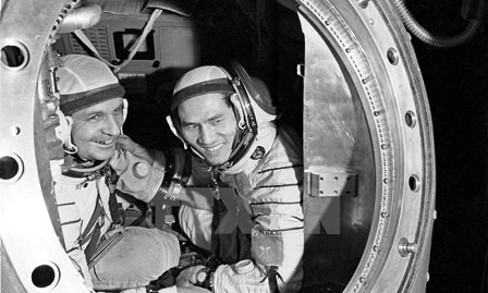 Intercambio con dos cosmonautas Pham Tuan y Víctor Gorbatko en Hanoi - ảnh 1