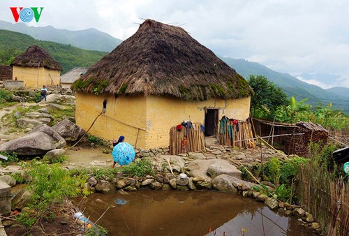 Vivienda tradicional de los Ha Nhi en la montaña Kin Chu Phìn - ảnh 2