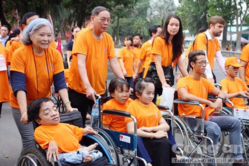 8 mil personas participan en caminata en apoyo de víctimas vietnamitas de la dioxina - ảnh 1