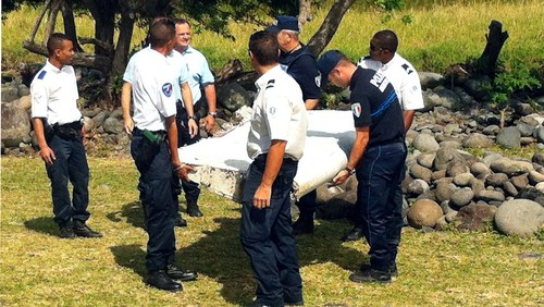 Pedazo de avión encontrado en la isla de la Reunión es ala de un Boeing 777 - ảnh 1