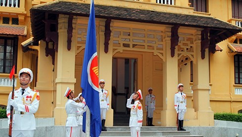 Izamiento de la bandera de ASEAN para celebrar 48 años de su fundación - ảnh 1