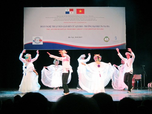 Velada de danza folclórica de Panamá en saludo a 40 años de relaciones diplomáticas con Vietnam - ảnh 1