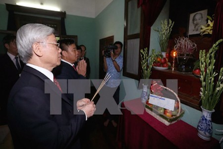 Líder partidista rinde homenaje a presidente Ho Chi Minh  - ảnh 1