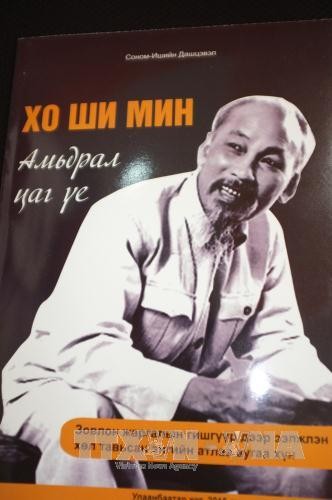 Profesor de Mongolia publica libro sobre el Presidente Ho Chi Minh  - ảnh 2
