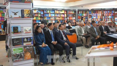 Profesor de Mongolia publica libro sobre el Presidente Ho Chi Minh  - ảnh 1