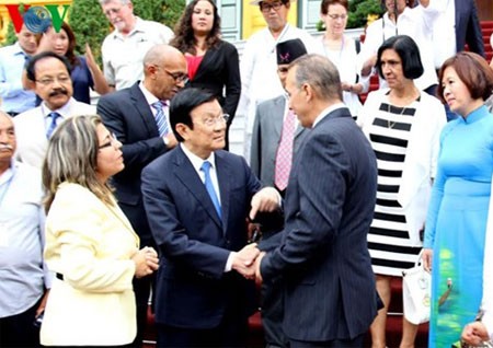 Presidente vietnamita con delegados de la Conferencia de Solidaridad con Cuba - ảnh 1