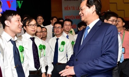 Primer ministro Nguyen Tan Dung se reúne con científicos jóvenes ejemplares - ảnh 1