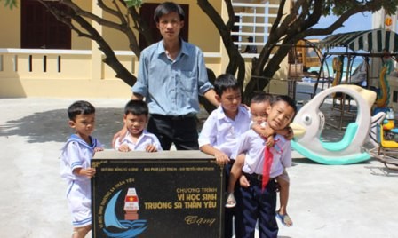 Fraternidad entre profesores y alumnos en isla Sinh Ton – Truong Sa - ảnh 1