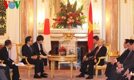 Líder partidista de Vietnam se reúne con el emperador japonés Akihito - ảnh 1
