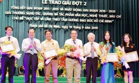  Entregan premios a obras destacadas en seguir el ejemplo moral de Ho Chi Minh - ảnh 1