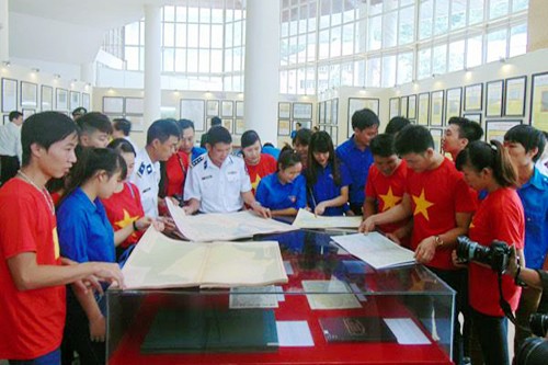 Exposición de mapas y documentos sobre archipiélagos de Hoang Sa y Truong Sa de Vietnam - ảnh 1
