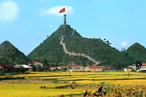 Torre de la bandera nacional de Lung Cu, símbolo de las 54 etnias vietnamitas  - ảnh 1