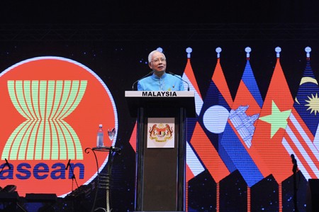 Comienza XXVII Cumbre de ASEAN su agenda en Malasia - ảnh 1