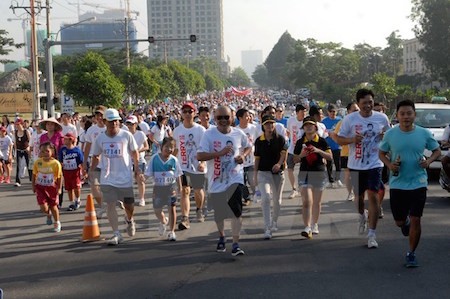 Miles de personas participan en la carrera caritativa Terry Fox 2015 en Vietnam - ảnh 1
