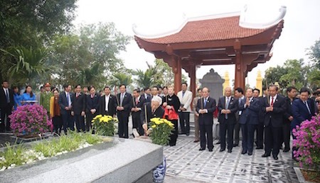 Dirigentes del Partido y Estado rinden homenaje al Gran Poeta Nguyen Du  - ảnh 1