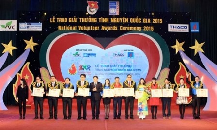 Honra Vietnam a 21 colectivos y particulares con premio de Voluntariado Nacional 2015 - ảnh 1