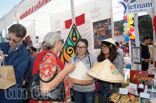 Productos artesanos de Vietnam sobresalen en Bazar Internacional de Ayuda Humanitaria en India - ảnh 1