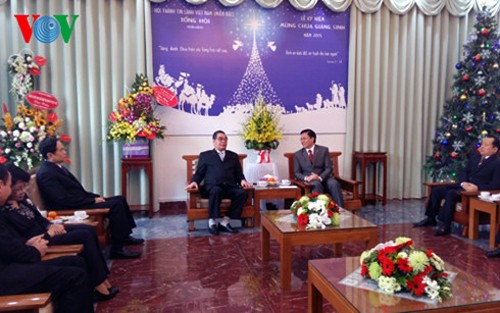 Dirigentes vietnamitas visitan parroquias cristianas y protestantes en ocasión de Navidad 2015 - ảnh 1