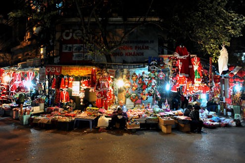 Cálido ambiente navideño en Hanoi - ảnh 4