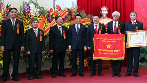 Entregan título “Héroe del Trabajo” a  instituciones destacadas de Vietnam - ảnh 1