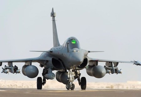 Fuerza aérea francesa bombardea bases petroleras del Estado Islámico en Siria  - ảnh 1