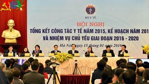 Exhorta premier vietnamita a impulsar la formación de médicos - ảnh 1