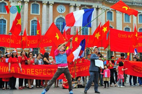 Asociaciones vietnamitas en Francia condenan vuelos de ensayo de China a Truong Sa - ảnh 1